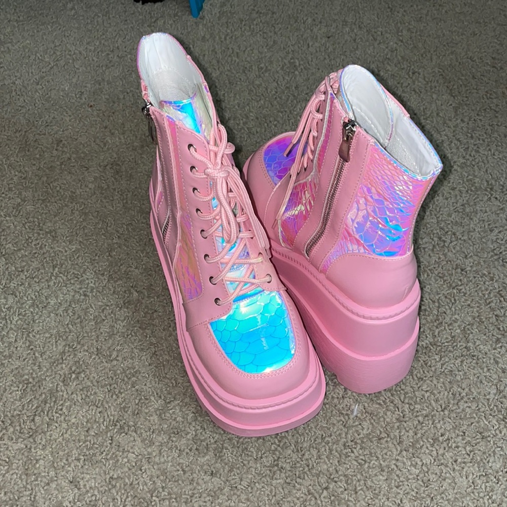 holographic platform boots !